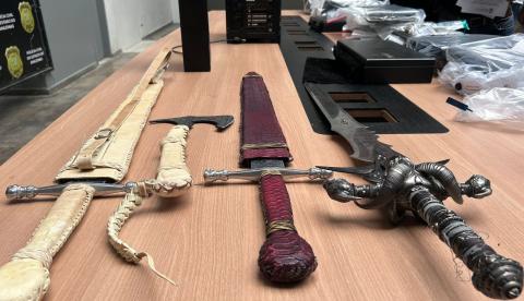 Espadas, munições e armas apreendidas com agiotas chamam atenção durante operação em Manaus