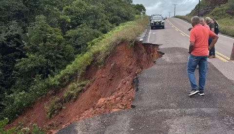 Interdições continuam neste fim da semana em trecho da BR-174 após pista desmoronar