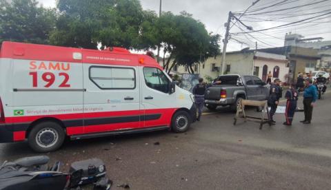 Câmera registra momento em que entregadora desce ladeira e morre ao colidir com picape em Manaus