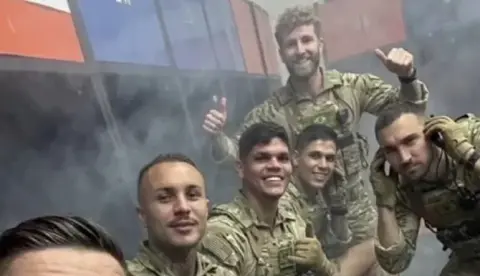 Jogadores do Flamengo aparecem com farda de guerra durante caos no estádio em Medellín
