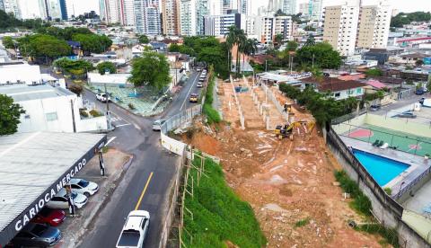 Erosão em obra de faculdade em Manaus ameaça pedestres e provoca embargo da Prefeitura