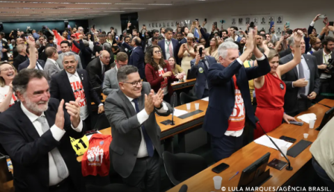 Fim da escala 6x1: Comissão da Câmara aprova PEC e texto vai ao plenário