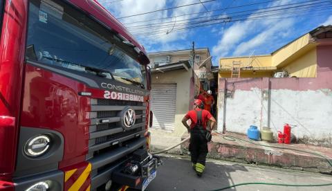 Destruição: Casal estava no trabalho e soube por vizinhos que casa pegou fogo no Coroado