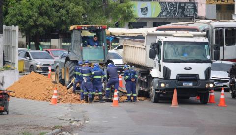Obras da Águas de Manaus afetam trânsito e sossego no entorno do Hospital Francisca Mendes
