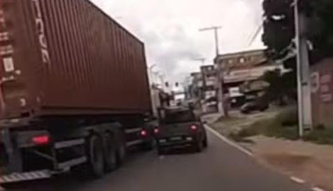 Vídeo: Carreteiro tenta atingir carro e moto na Av. Max Teixeira e causa revolta nas redes sociais