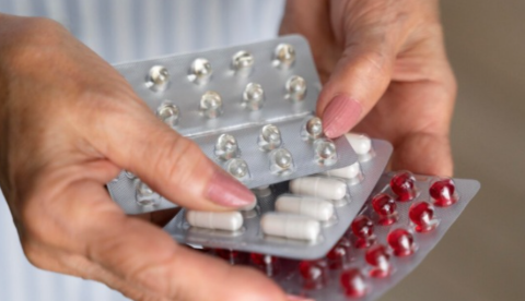 Automedicação pode mascarar doenças graves; saiba diferenciar sintomas e alertas