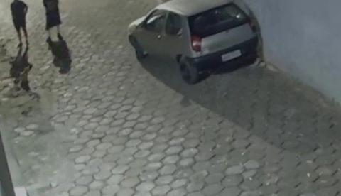 Assombração?: Carro se move sozinho ao lado de cemitério e deixa dono apavorado