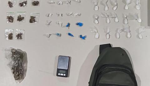 Homem é preso com 72 porções de drogas após invadir casa da ex em Novo Airão