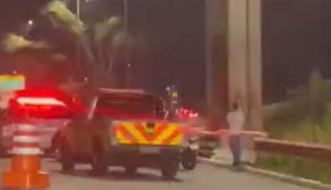 Mulher morre após tentar fugir de assalto e colidir com moto em mureta
