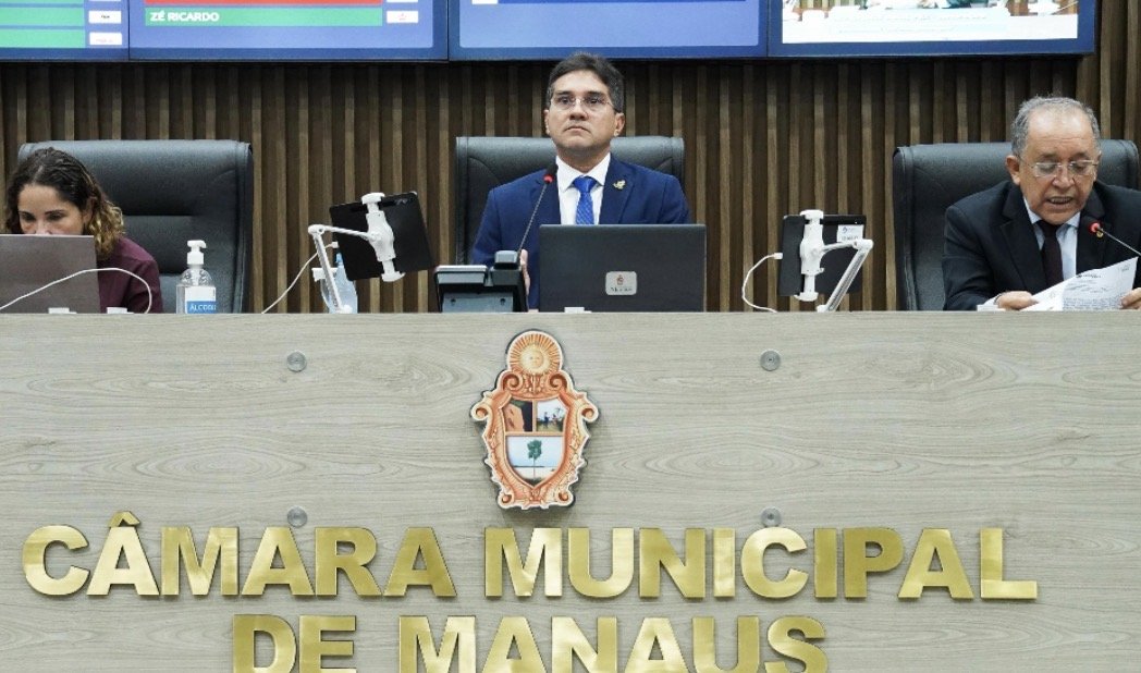 Câmara de Manaus avança em projetos de transparência escolar e parcerias públicas