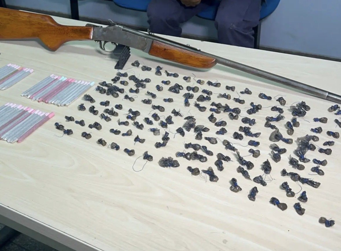 Criminosos abandonam espingarda e drogas ao notar chegada da Rocam