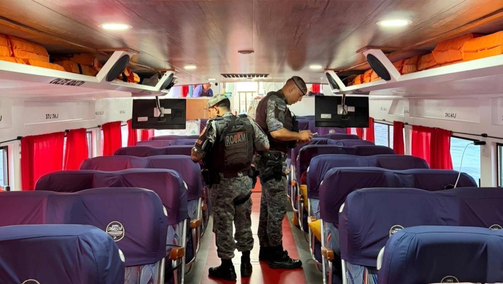 Homem investigado por matar morador de rua é preso em embarcação no Amazonas