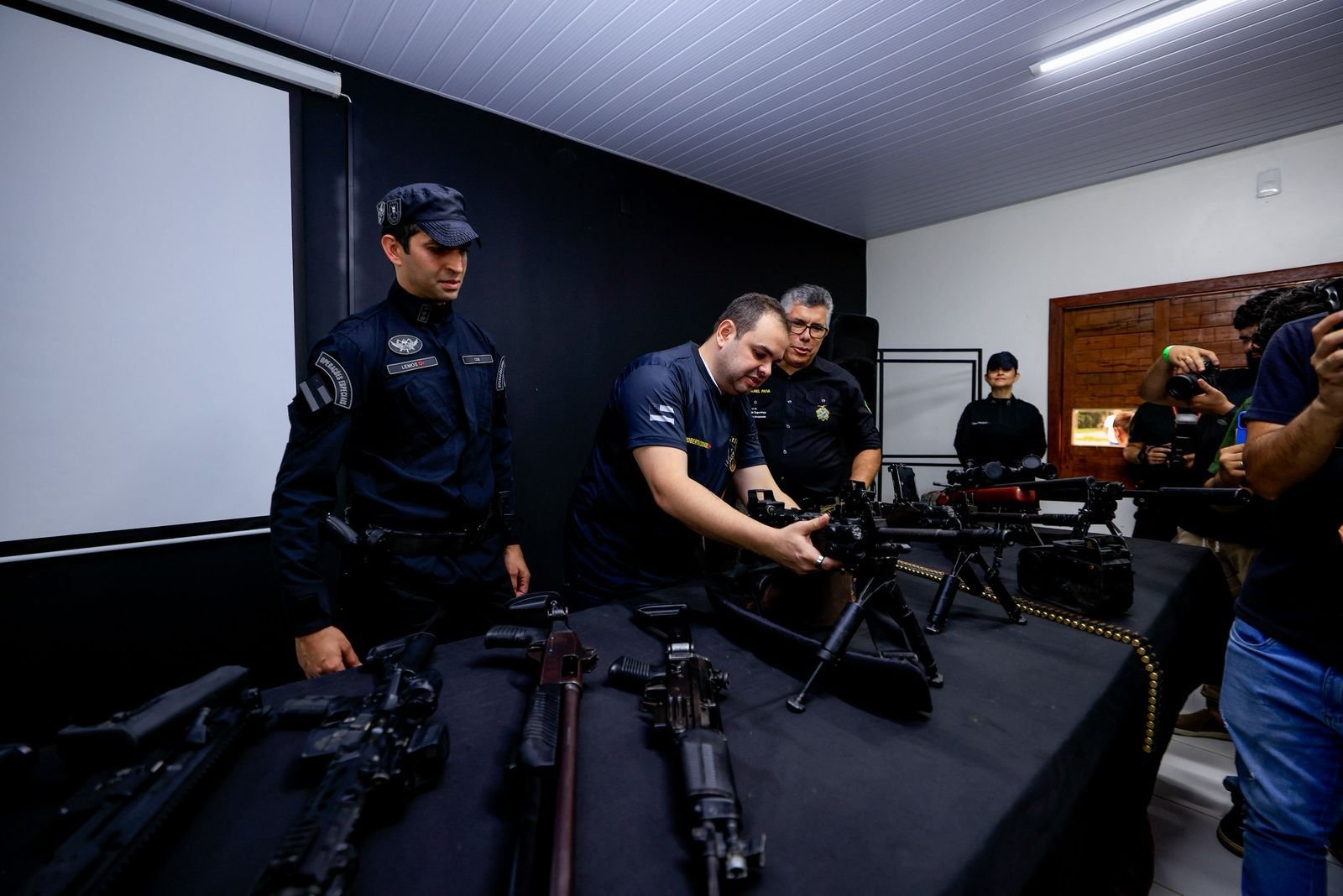 Amazonas terá Bope: Governador assina criação de batalhão e inaugura tanque tático