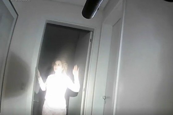 Vídeo mostra momento em que Deolane Bezerra é presa em condomínio de luxo em SP