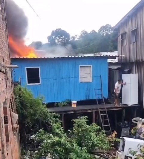 Prefeitura de Manaus presta assistência às vítima de incêndio no São Jorge