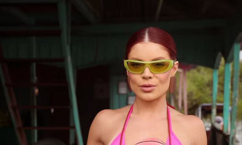 De biquíni diferentão, Gkay exalta a cultura amazônica em viagem a Manaus