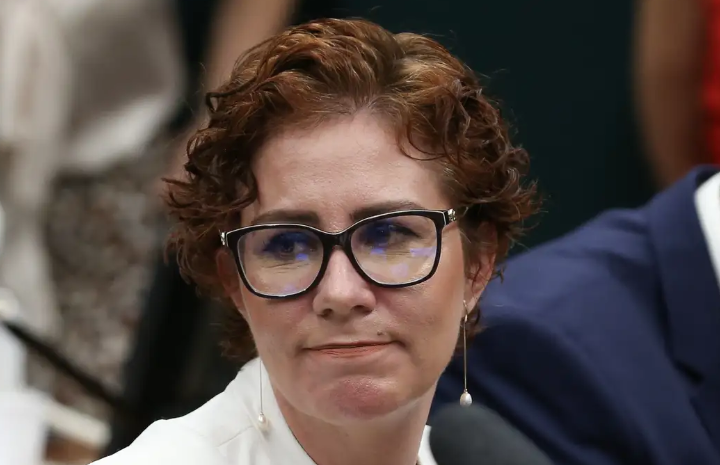 Moraes manda governo avançar com extradição de Carla Zambelli