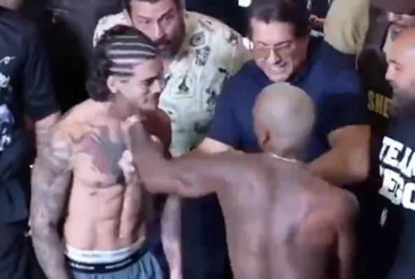 Nego do Borel dá soco em Biel durante pesagem de luta em SP; veja vídeo