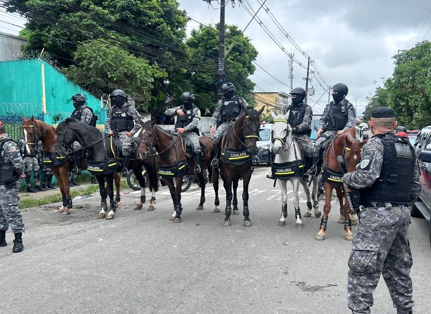 Após seis horas de atraso, PM do Amazonas conclui transferência de policiais presos