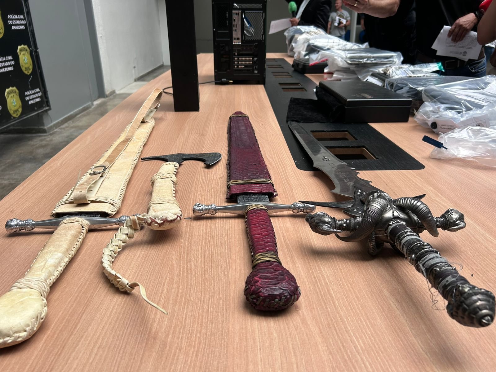 Espadas, munições e armas apreendidas com agiotas chamam atenção durante operação em Manaus