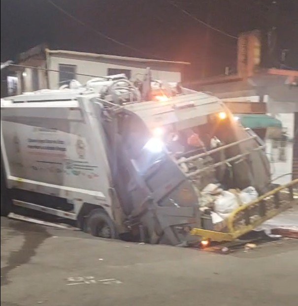 Cratera provocada por vazamento em tubulação da Águas de Manaus engole caminhão