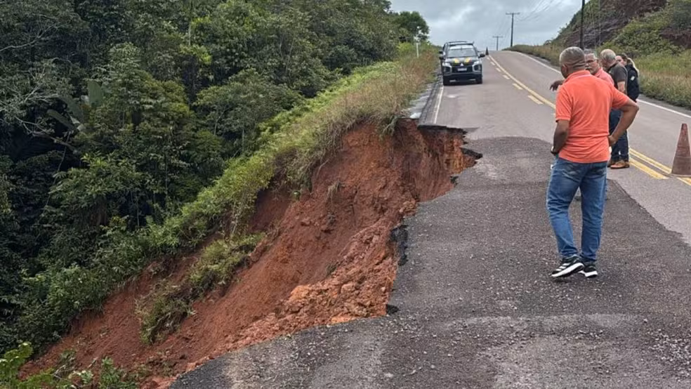 Interdições continuam neste fim da semana em trecho da BR-174 após pista desmoronar
