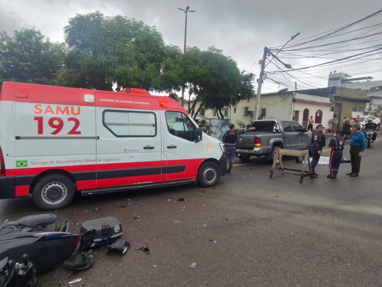 Câmera registra momento em que entregadora desce ladeira e morre ao colidir com picape em Manaus