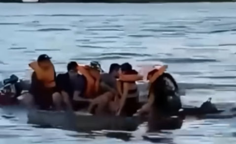 Vídeo mostra momento em que rabeta afunda no rio Tarumã durante passeio em Manaus