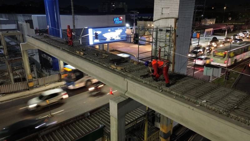 Prefeitura de Manaus avança na reconstrução da passarela da avenida Torquato Tapajós com obra noturna 3.JPG