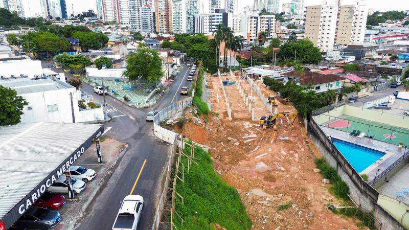 Erosão em obra de faculdade em Manaus ameaça pedestres e provoca embargo da Prefeitura
