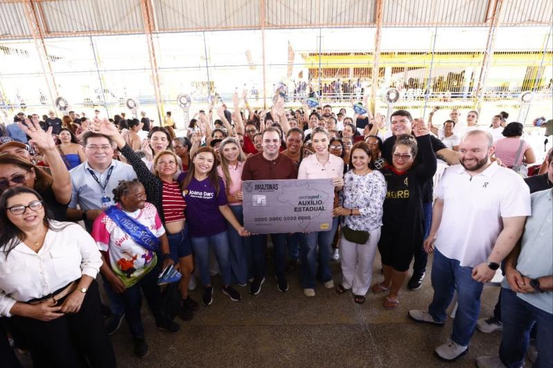Na véspera do Dia das Mães, governador Roberto Cidade entrega 983 cartões do Auxílio Estadual para mulheres da capital 1_foto Alex Pazuello e Antonio Lima Secom.jpeg