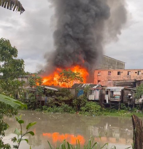 Desespero: Imagens mostram mega incêndio devastando casas no São Jorge; veja aqui