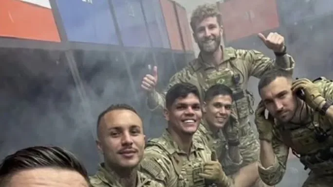 Jogadores do Flamengo aparecem com farda de guerra durante caos no estádio em Medellín