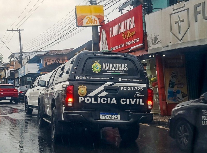 Casal é preso suspeito de render funcionários e assaltar floricultura em Manaus