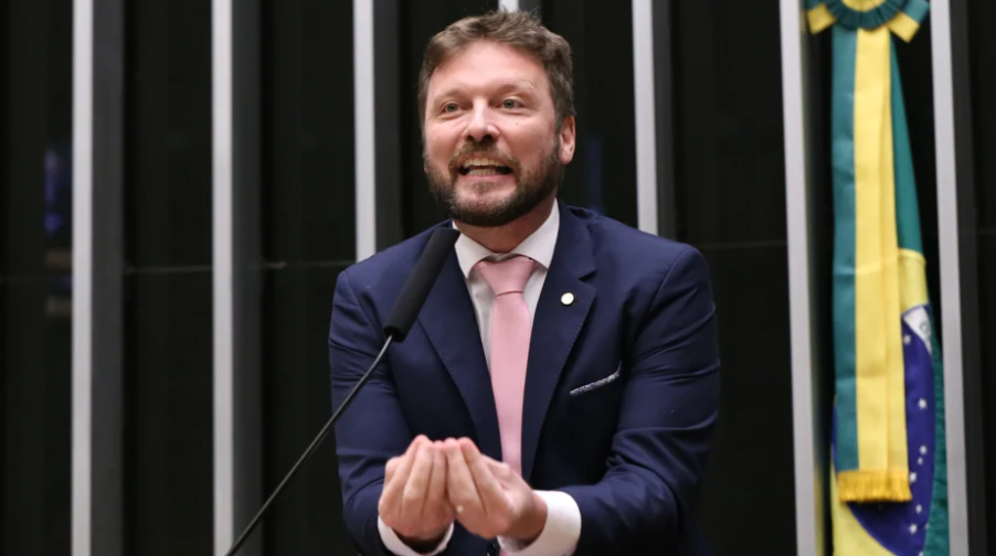 Após pedido de vista de deputado do PL, votação da PEC 6x1 fica para quarta-feira
