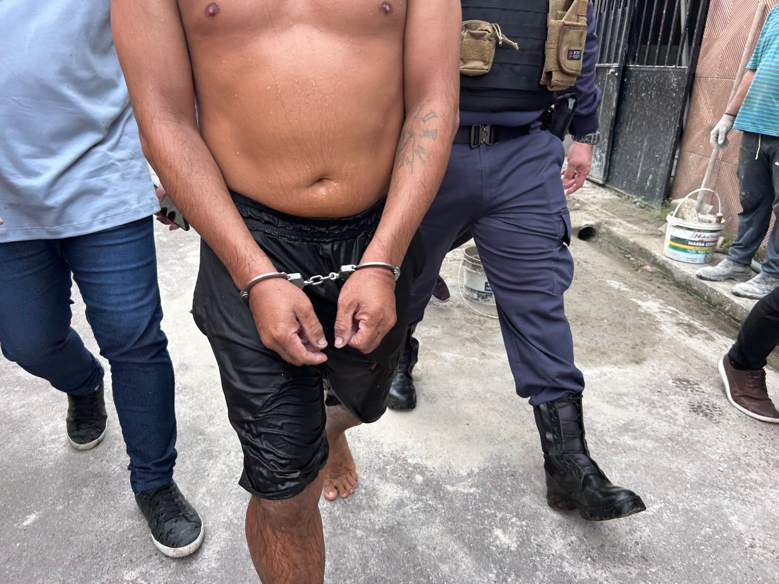 PC e Bombeiros buscam corpo de ex-PM que filho confessou ter matado e jogado em cacimba em Manaus