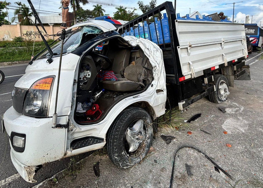 Motorista fica preso às ferragens após grave acidente na Avenida do Turismo