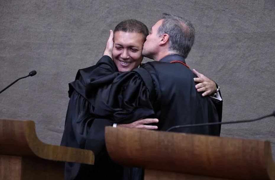 Nunes Marques e André Mendonça assumem comando do TSE com Lula e Flávio Bolsonaro na posse