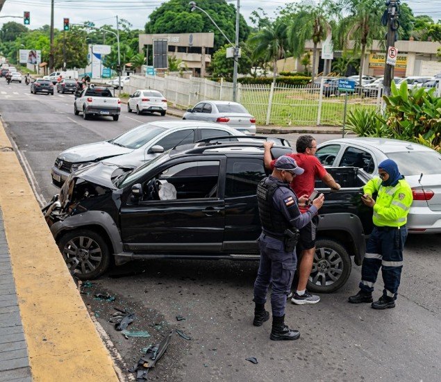 Mulher fica ferida após carro bater em plataforma de estação de ônibus no Coroado