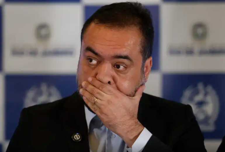 Celular e tablet do ex-governador do RJ, Cláudio Castro, são apreendidos pela PF
