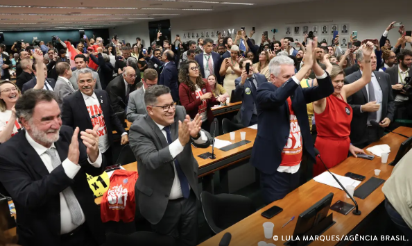 Fim da escala 6x1: Comissão da Câmara aprova PEC e texto vai ao plenário