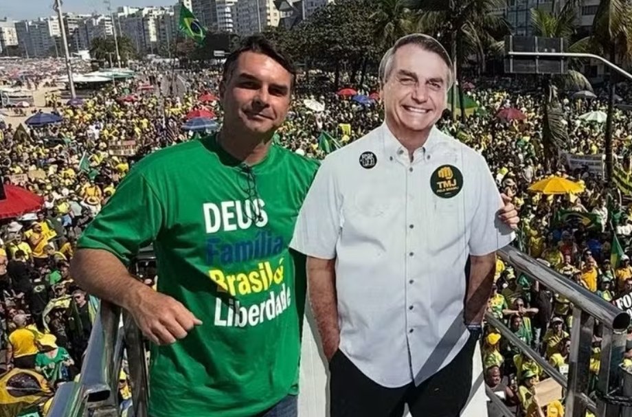 Flávio Bolsonaro acusa Moraes de 'articular para deixar Eduardo inelegível'