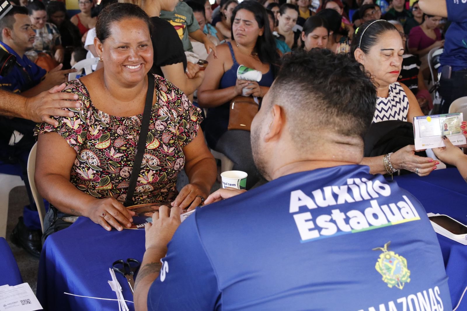 Governo antecipa pagamento do Auxílio Estadual e entrega quase mil cartões em homenagem ao Dia das Mães