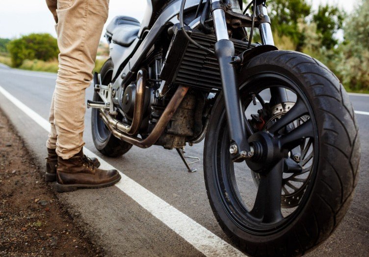 Motociclista morre durante colisão com ônibus  na área rural de Rio Preto da Eva