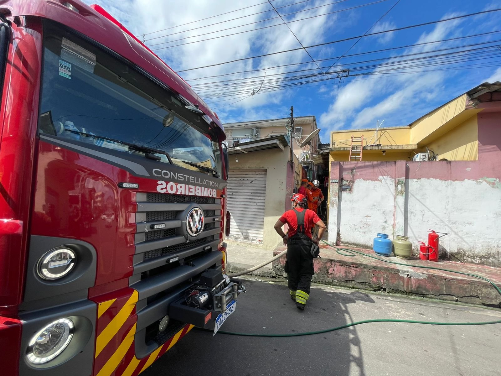 Destruição: Casal estava no trabalho e soube por vizinhos que casa pegou fogo no Coroado