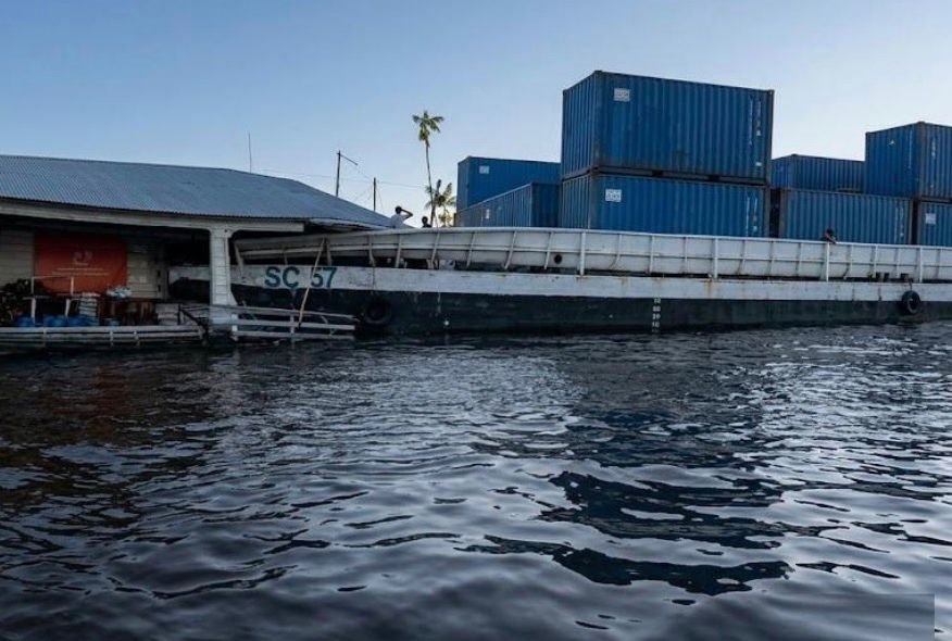 Flutuante é destruído por balsa com contêineres no Rio Amazonas; vídeo