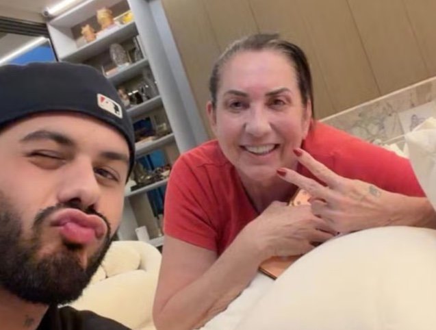 Zé Felipe posta foto com mãe de Virginia Fonseca e agita redes; vídeo