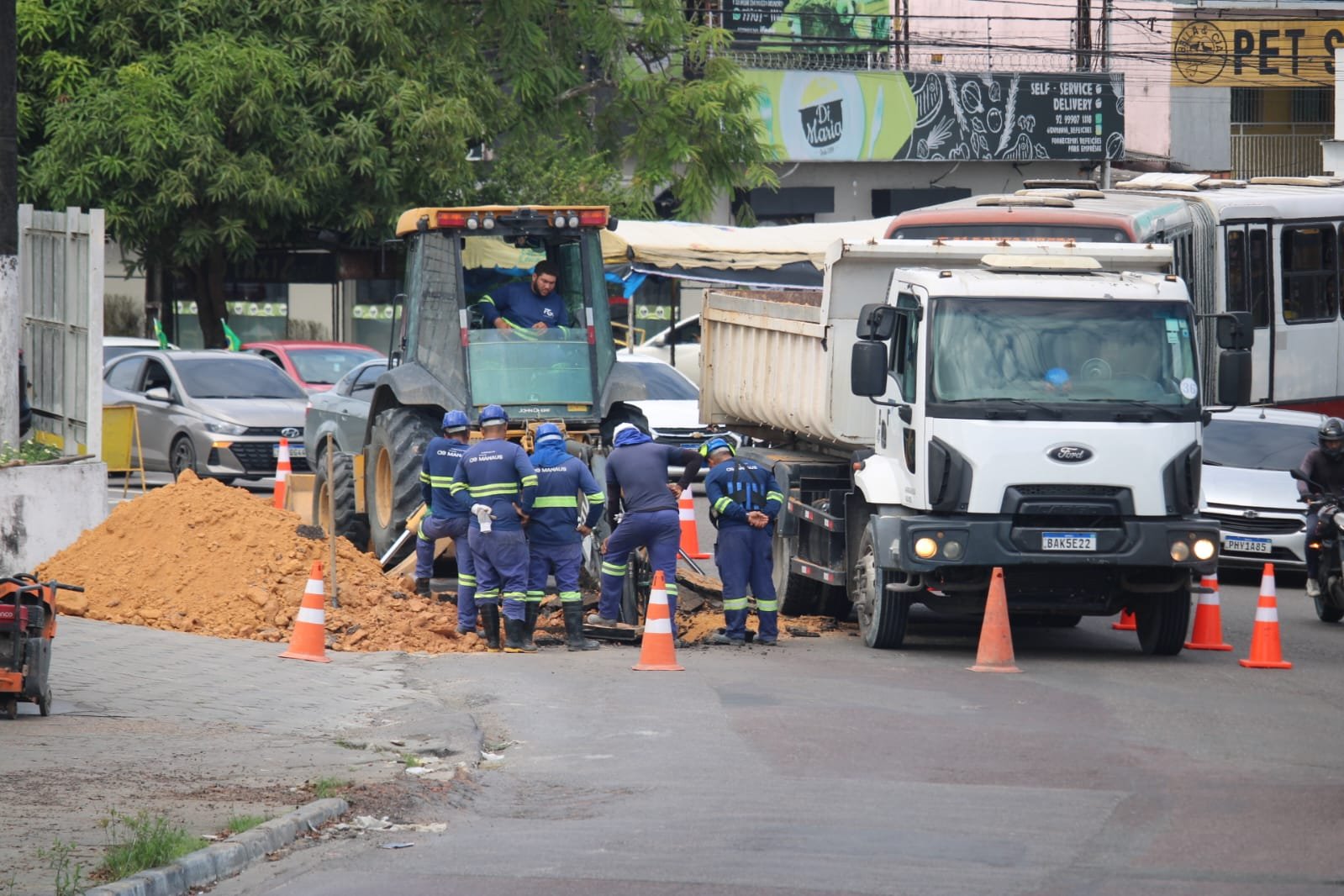 Obras da Águas de Manaus afetam trânsito e sossego no entorno do Hospital Francisca Mendes