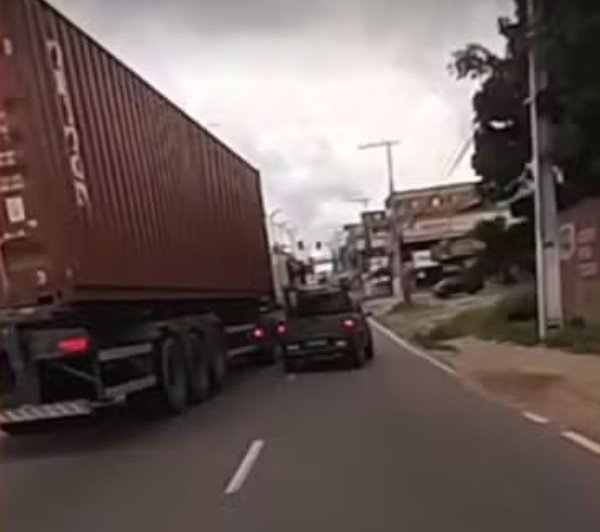 Vídeo: Carreteiro tenta atingir carro e moto na Av. Mas Teixeira e causa revolta nas redes sociais