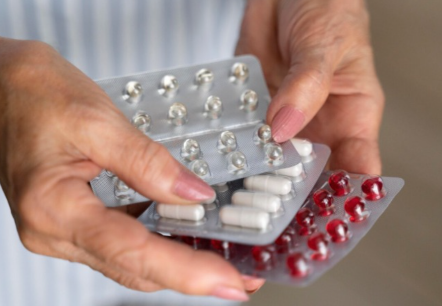 Automedicação pode mascarar doenças graves; saiba diferenciar sintomas e alertas